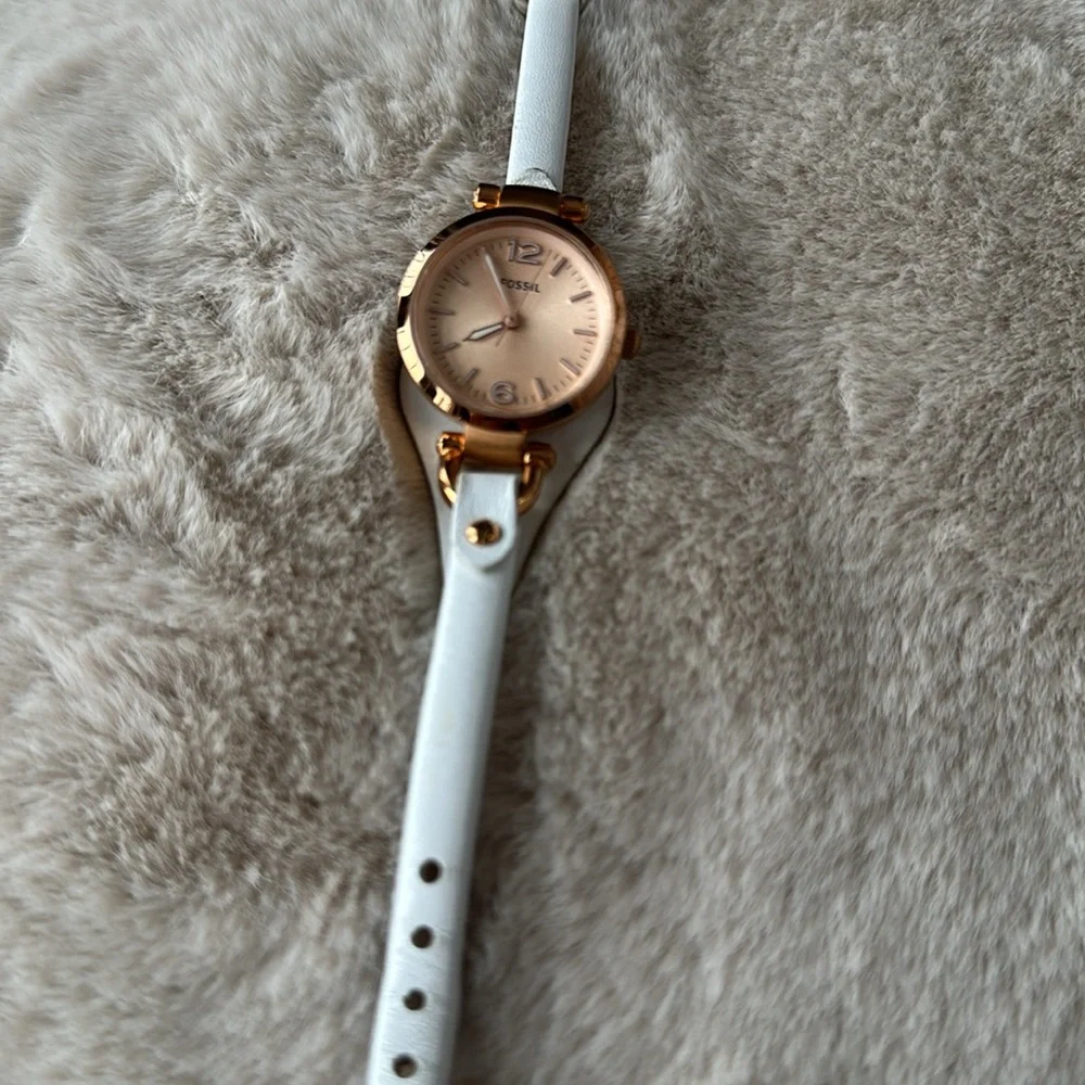 Rose gold and white Fossil watch - Picture 3 of 4